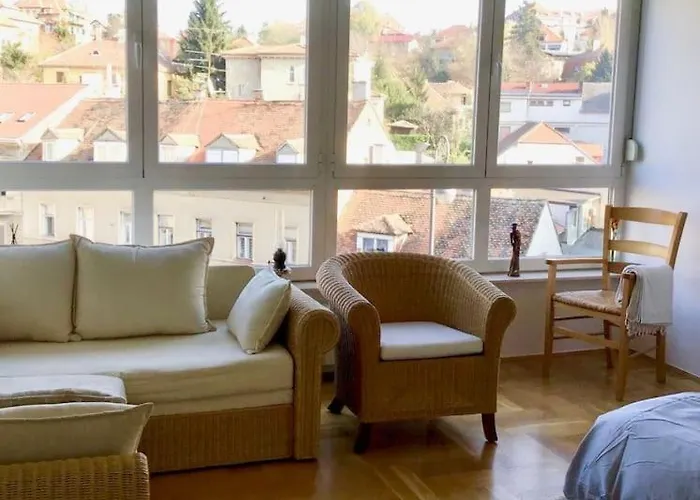 Spacious 3Br/2Bt Apartment With A/C In City Center