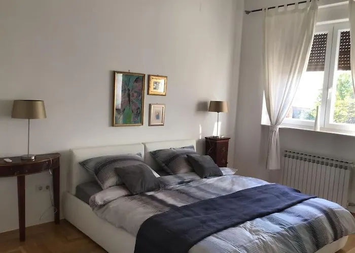Spacious 3Br/2Bt Apartment With A/C In City Center