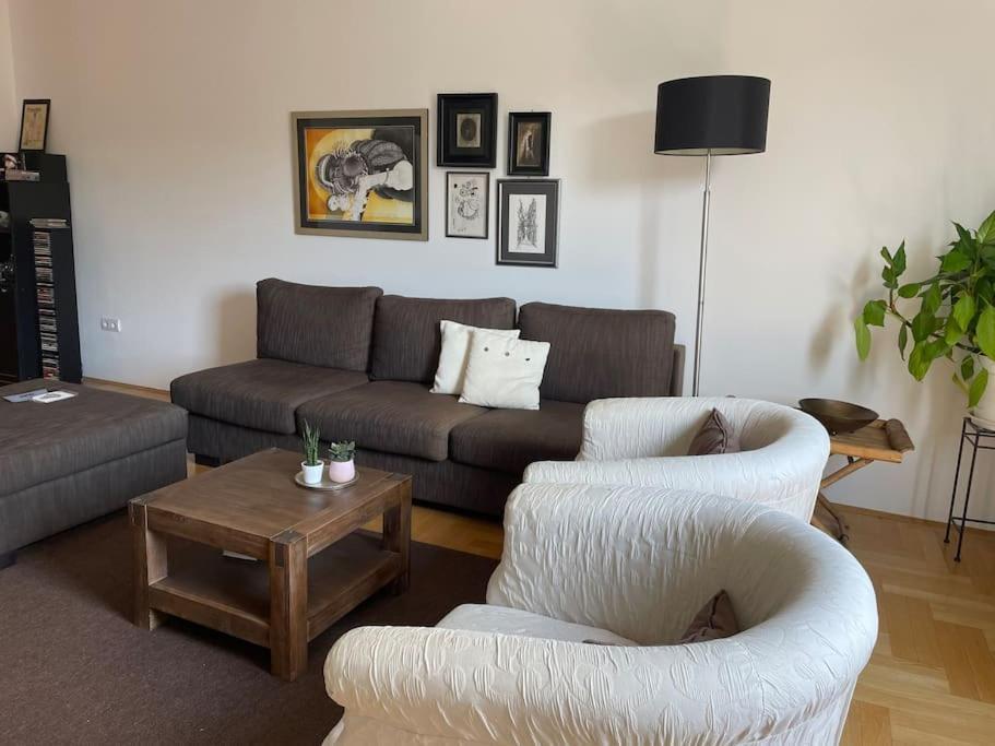 Spacious 3br/2bt With A/c In Center
