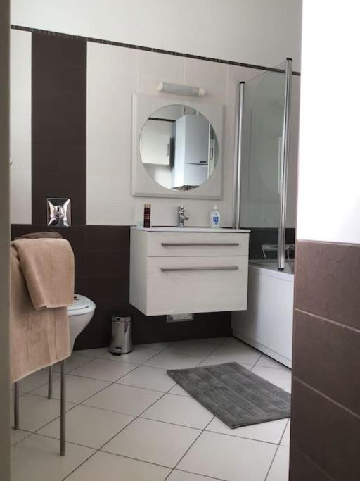 Spacious 3br/2bt With A/c In Center