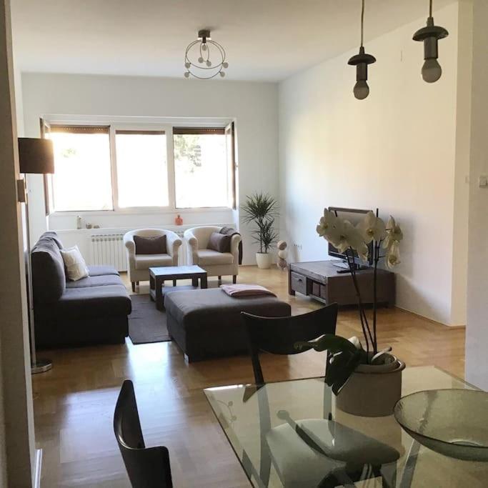 Spacious 3br/2bt With A/c In Center