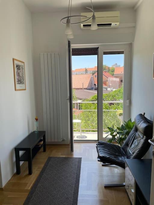 Spacious 3br/2bt With A/c In Center *